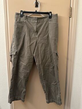 Women’s Olive Cargo Pants - Casual Utility Style